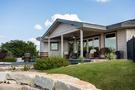 Upscale, Magnificent Views,  Dog Friendly. Owner Friendly!