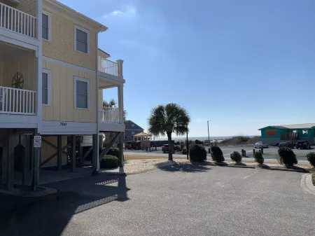 ~Carolina Tides~ Ocean View, Pier, Pool, Steps to the Beach and Restaurants!