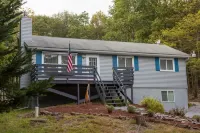 Pocono Dream Getaway Hotels near Hawk Falls