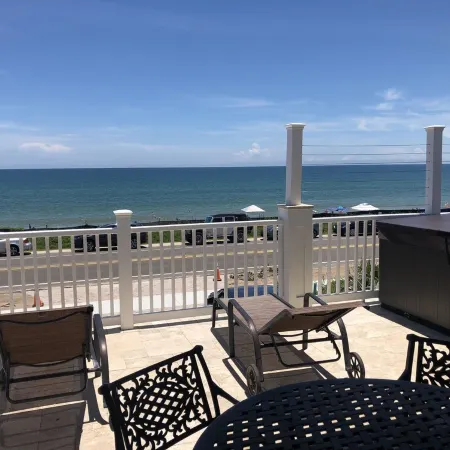 Fantastic View! Beautiful Oceanfront Beach House; Steps to the Beach! 4/6 Br