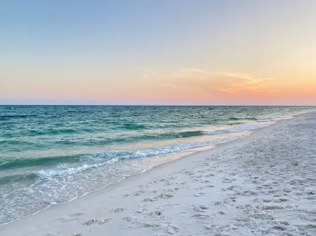 Beachfront 4 bed 3 bath townhouse. kayak, paddle board, ping pong table included Отели рядом с достопримечательностью «Наварр Бич Си Тертл Консервейшен Сентер»