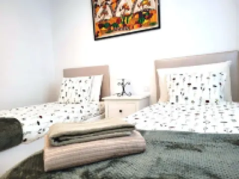 Blue Sky Home, Amarilla Golf