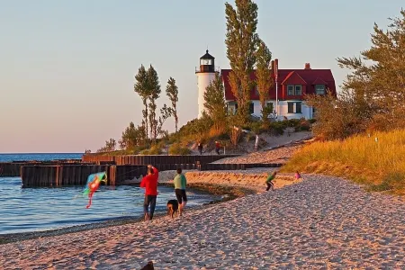 Poplar at Lake Bluff Preserve-Spectacular Lake Michigan Views-Sleeps 8