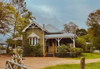Country charm, exclusive farm retreat - 3 houses (21 pax) 7 minutes to Byron Bay