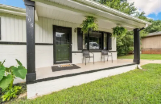 The Rabbit Hole - cozy retreat in downtown Travelers Rest. Hotels in Travelers Rest