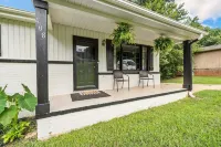 The Rabbit Hole - cozy retreat in downtown Travelers Rest.