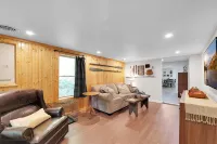 Creekfront mountain cabin on Tumbling Creek with 2 bed, 2 bath and dog friendly!