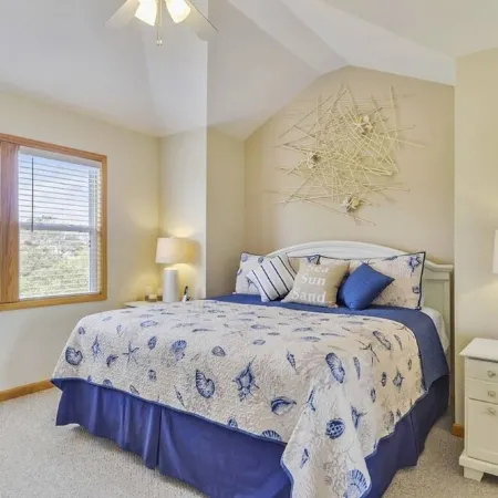 Family Fun House! Private Pool, Putting Green, Walk to Beach, Hot Tub, Game Room