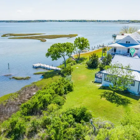 WATERFRONT, gorgeous, PVT DOCK, relax, DOWNTOWN, fish, RETREAT