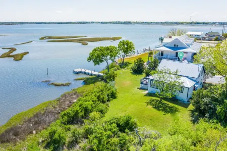 WATERFRONT, gorgeous, PVT DOCK, relax, DOWNTOWN, fish, RETREAT