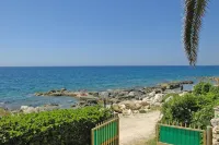 Nice detached house in a fantastic seafront location. No cleaning fees. Hotels in Fontane Bianche