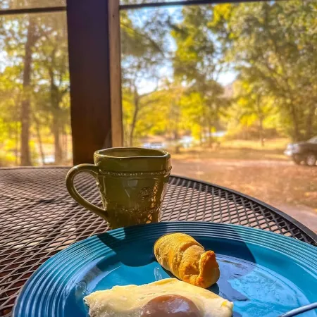 Caddo River Shack - 2 secluded acres with Kayaks and outdoor tub - Pet Friendly