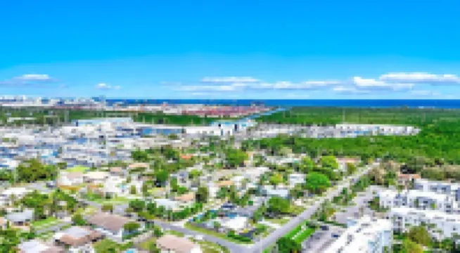 Heated Pool! Close to Beach & Shops!