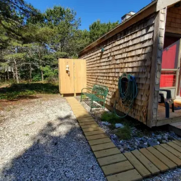 Your Cape Cod respite awaits! 5 minutes walk to quiet bay beach.