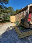 Your Cape Cod respite awaits! 5 minutes walk to quiet bay beach. 科德角國家海岸附近的飯店
