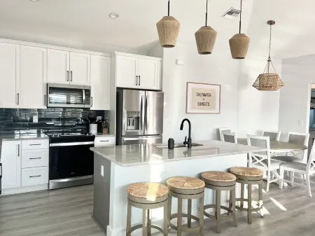 New 3b-2Bath Home with Big Private Heated Pool and Hot Tub, Steps to the Beach. Отели рядом с достопримечательностью «Pink Shell Beach Resort & Marina»