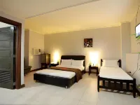 Holiday Plaza Hotel فنادق في 