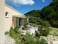 Studio flat and swimming pool, surrounded by vines in the heart of Provence
