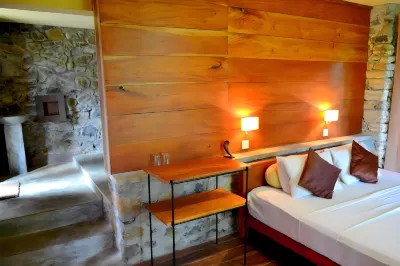 Landa Holiday House Hotels near Moore waterfall මුවර් ඇල්ල