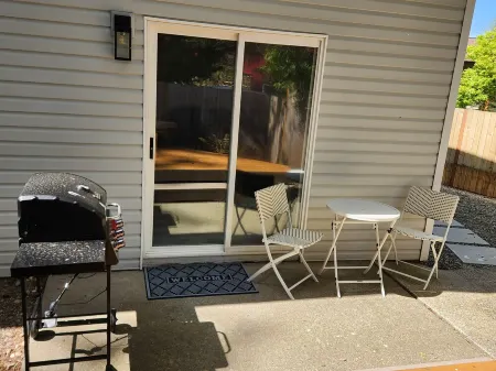 Cozy 1 bdr apartment in a private Verda Ridge home