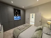 Luxury Full Apartment Free Secure Parking King Bed