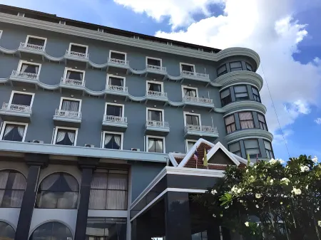 Nattirat Grand Hotel Отели рядом с достопримечательностью «Wat Huai Poon»