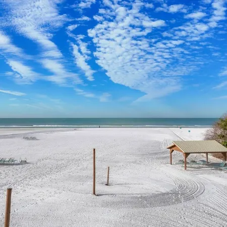 Gulfside No Roads to Cross 1-bedroom condo with AC, WiFi On Siesta Key Beach..