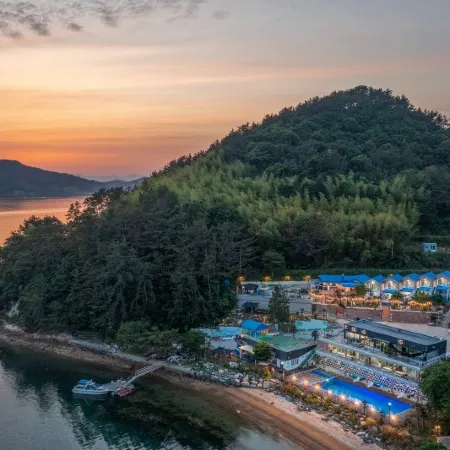 Geoje Island Jangmok Hawaii Pension (Caravan)