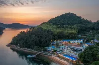 Geoje Island Jangmok Hawaii Pension (Caravan) - Pet-friendly