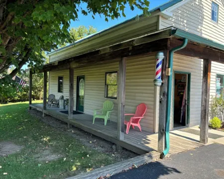 Charming 1-bedroom apartment in Greene for up to 4 guests, family & dog friendly Hotels in Chenango County