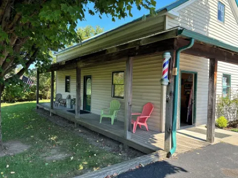 Charming 1-bedroom apartment in Greene for up to 4 guests, family & dog friendly