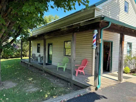 Charming 1-bedroom apartment in Greene for up to 4 guests, family & dog friendly