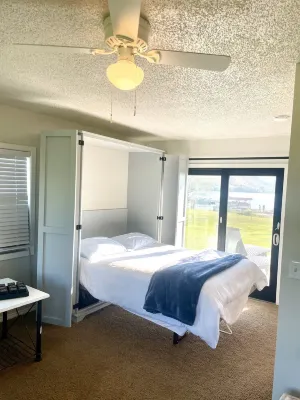 LAKE ESCAPE - Waterfront Property Hotels in Helena Valley Northeast