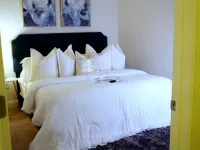 Luxurious living right in the heart of Downtown! โรงแรมใน