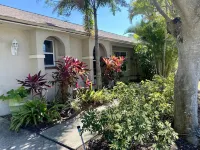 Vanderbilt Beach Retreat- 4 Bed Ranch, Spacious, & Pet-Friendly with NO PET FEES Hotel a Naples Park
