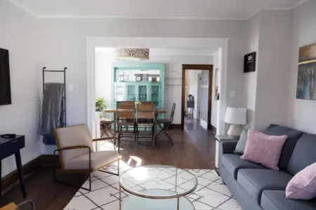 Large Renovated Delightful 2nd Floor Suite in Forest Park