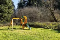 Cozy & Quaint Westport Cottage, EV charger, 1mi to beach, restaurants & parks