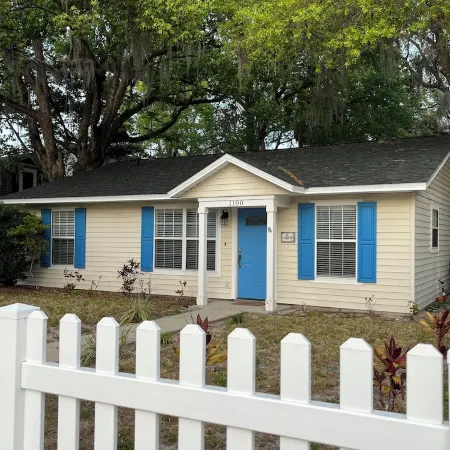 Cozy Cottage in Historic Mount Dora. 3 bedrooms & 2 bathrooms.