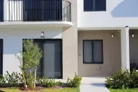 Homestead Oasis- 4BR Retreat w/ Rooftop & Views