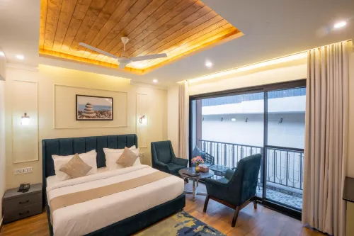 Westend by PerfectStayz at Mall Road - غرفة مطلة على الجبل