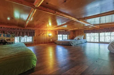 Rustic Mountain Escape: Stunning Views, Private Hot Tub & Grill.