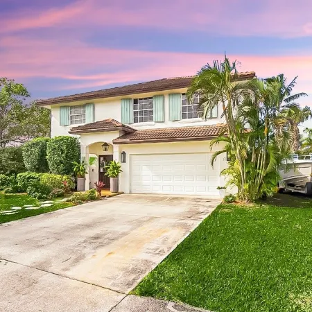 Spacious 5-bedroom house in awesome Jupiter with WiFi, AC