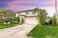 Spacious 5-bedroom house in awesome Jupiter with WiFi, AC