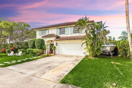 Spacious 5-bedroom house in awesome Jupiter with WiFi, AC Отели рядом с достопримечательностью «Роджер Дин Чевролет Стадиум»