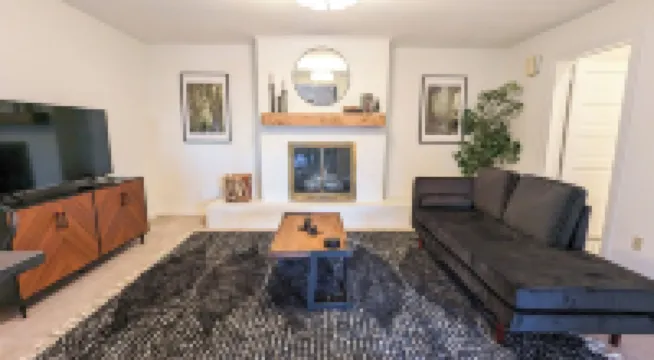 1 bedroom apt, Steps from Swamp Rabbit Trail, 15 minute walk to Main st.