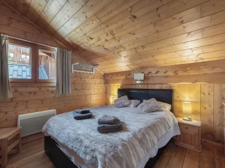 Fantastic Chalet with sauna, 120m From piste in the Three Valleys, Sleeps 12-14