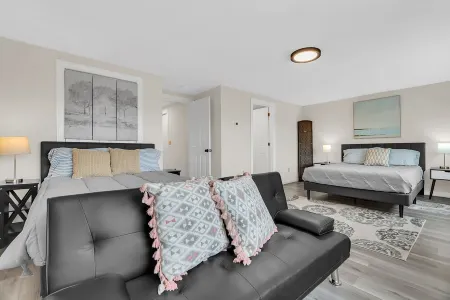 Hidden Gem! Large 3BR Condo, minutes to Pleasant Mtn! 40 Minutes to Sunday River Отели в г. Гаррисон