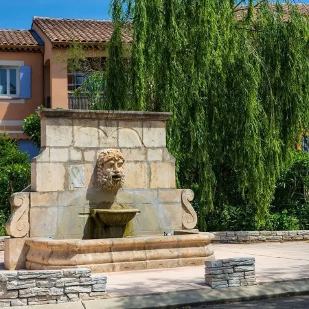 Cozy holiday home 7p in holiday park with large swimming pool in Arles, wifi, air conditioning