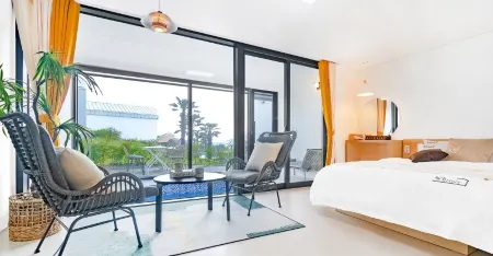 Gyeongju May Breeze Pool Villa Отели рядом с достопримечательностью «Яндон»