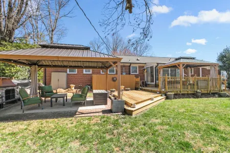 Spacious Living Less Than 2 Miles from Elon University!